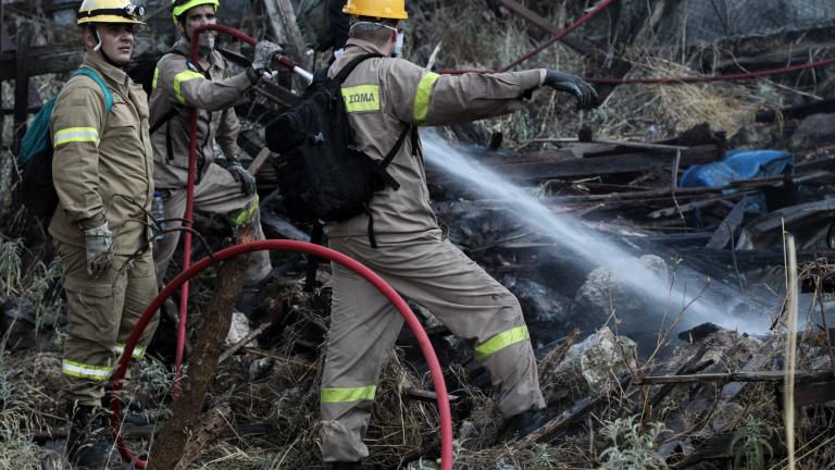 Σχιστό: Στην κατάσβεση της φωτιάς συμμετέχουν επίγειες δυνάμεις