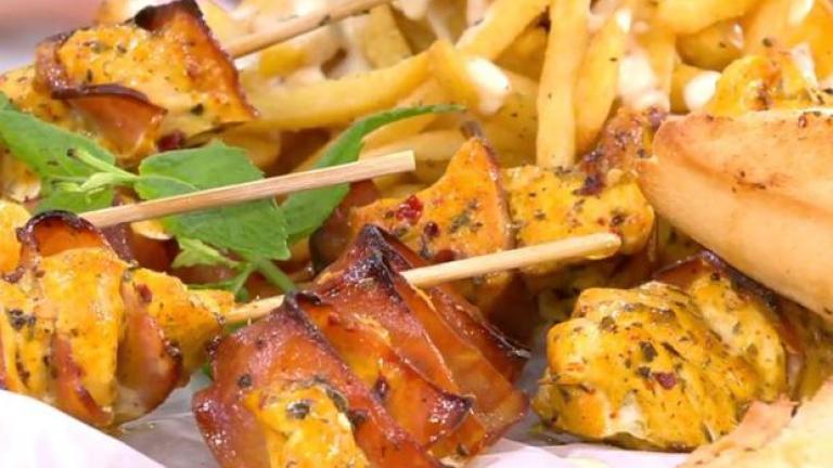 H Κατερίνα Λένη ετοιμάζει σουβλάκια κοτομπέικον με πατάτες φούρνου