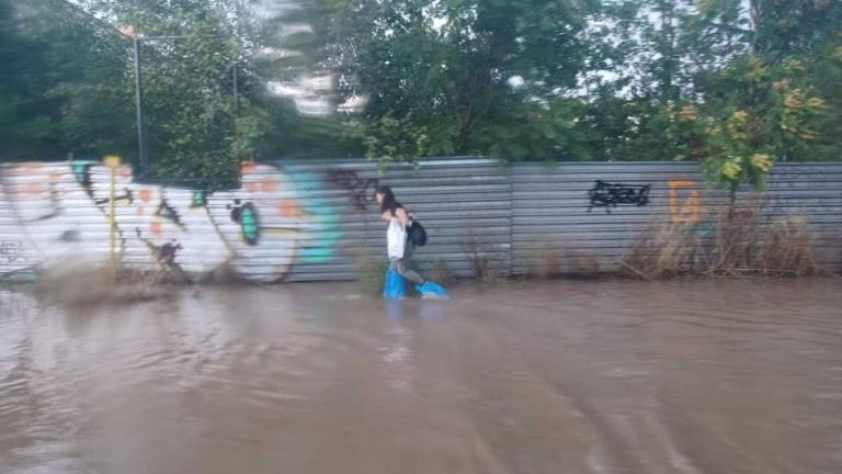 Θεσσαλονίκη: Πλημμυρισμένοι δρόμοι – Καταγγελίες για βουλωμένα φρεάτια