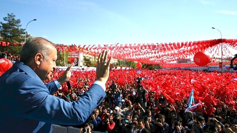 Επίσημο: Ο Ερντογάν και πάλι υποψήφιος στις προεδρικές εκλογές - Το ανακοίνωσε από την Σμύρνη