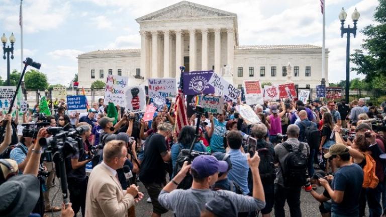 ΗΠΑ: Αντιδράσεις στην ιστορική απόφαση του Ανωτάτου Δικαστηρίου που ανατρέπει τον νόμο για το δικαίωμα στην άμβλωση