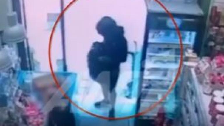 Αποκαλυπτικό βίντεο: Η κάμερα «συνέλαβε» ληστή να αδειάζει το ταμείο σουπερ μάρκετ στην Αμφιθέα