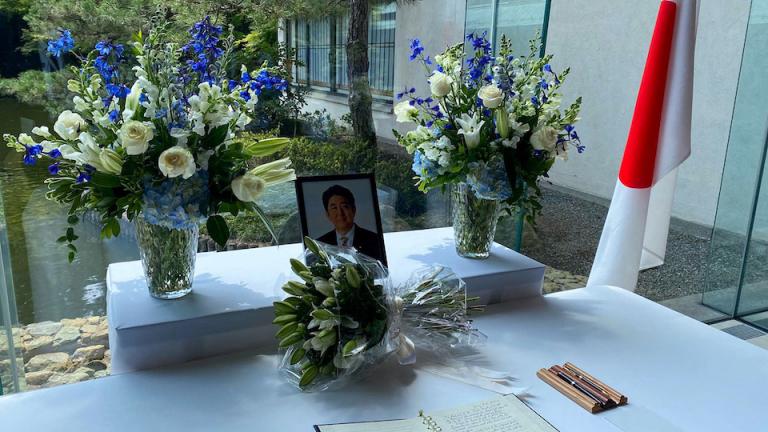 Αν και συγκλονισμένη από τη δολοφονία του μακροβιότερου Ιάπωνα πρωθυπουργού, Σίνζο Άμπε, η Χώρα του Ανατέλλοντος Ηλίου προσέρχεται αύριο «κανονικά» στις κάλπες για τις εκλογές που πρόκειται να διεξαχθούν για την Άνω Βουλή.  Υπενθυμίζεται πως όταν έπεσε νεκρός από τα πυρά του 41χρονου Τετσούγια Γιαμαγκάμι το πρωί της Παρασκευής, ο Σίνζο Άμπε εκφωνούσε προεκλογική ομιλία υπέρ του κυβερνώντος Φιλελεύθερου Δημοκρατικού Κόμματος (LDP) στην πόλη Νάρα ενόψει των εκλογών που πρόκειται να διεξαχθούν στις 10 Ιουλίου.
