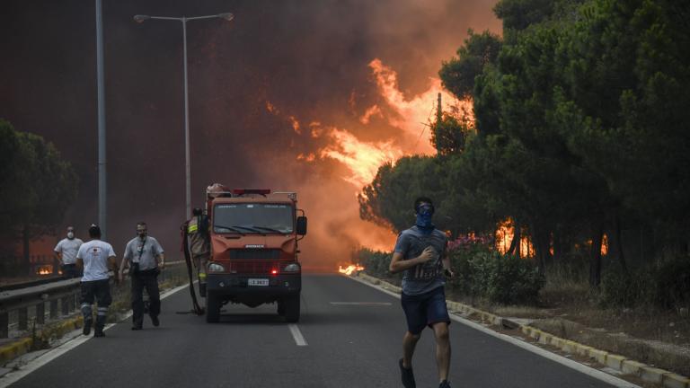 Μεγάλη φωτιά στην Πεντέλη - Εντολή εκκένωσης στο Ντράφι  - Κοντά στα σπίτια η φωτιά - Κλείνουν δρόμοι