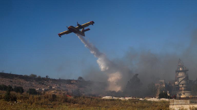 Η κινητοποίηση της Πυροσβεστικής είναι μεγάλη, καθώς επιχειρούν 50 πυροσβέστες, με 13 οχήματα και τρεις ομάδες πεζοπόρου, ενώ έχουν σηκωθεί και κάνουν ρίψεις από αέρος δυο αεροσκάφη και δυο ελικόπτερα.