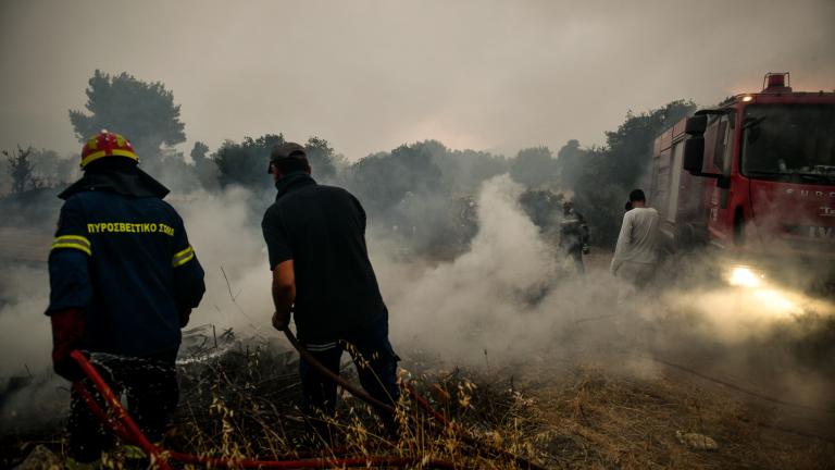 Φωτιά στη Σαλαμίνα: Εκκενώνεται και το Κέντρο Υγείας