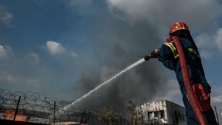 Φωτιά σε αποθήκη ξυλείας στον Ασπρόπυργο - Κυκλοφοριακές ρυθμίσεις - Μήνυμα από το 112 