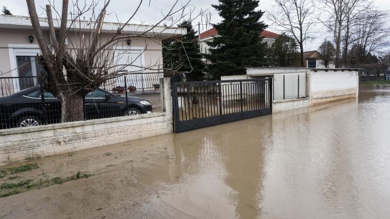 Πάντως, ο κ. Μαυρίκος διαβεβαίωσε τους τουρίστες που πρόκειται να επισκεφτούν το νησί ότι μπορούν να κινηθούν άνετα σε όλο το οδικό δίκτυο και πως κανένα κατάλυμα δεν έχει πάθει ζημιά.