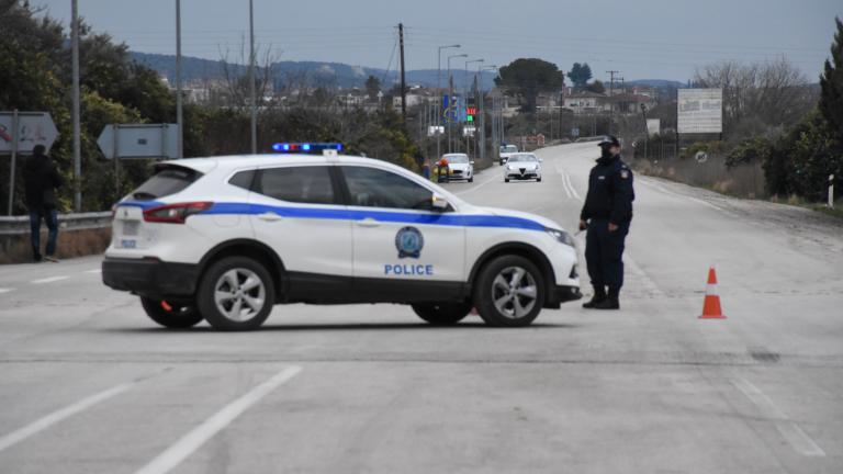 Σέρρες: Χειροπέδες στους γονείς που άφησαν τα 4 παιδιά τους κλειδωμένα στο αυτοκίνητο για να πάνε να φάνε σουβλάκια