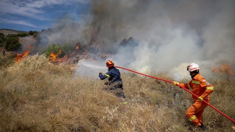 Φωτιά στη Σαλαμίνα: Τρία τα μέτωπα της πυρκαγιάς - Μήνυμα 112 για την απομάκρυνση κατοίκων - Κλειστοί δρόμοι