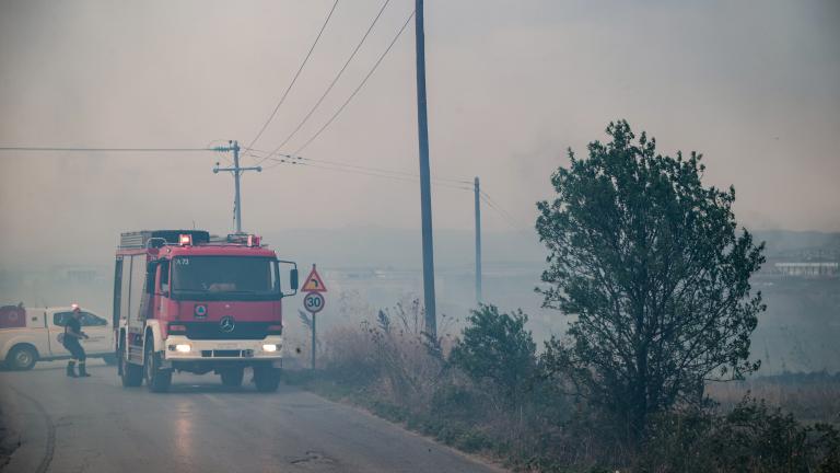 Σύμφωνα με πληροφορίες, η πυρκαγιά καίει ξερά χόρτα και ελαιόδενδρα, ενώ σε απόσταση περίπου δύο χιλιομέτρων υπάρχουν εργοστάσια, βιοτεχνίες και επιχειρήσεις.