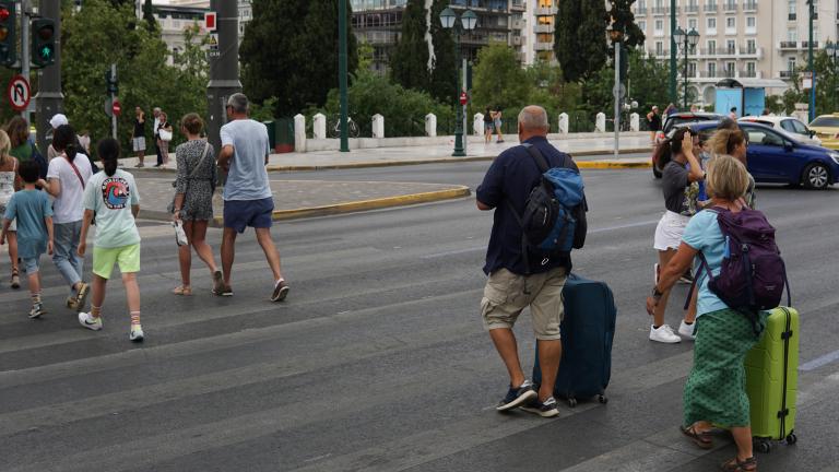 τις 16-17 Ιουλίου υπολογίζεται η κορύφωση στον αριθμό των κρουσμάτων κορωνοϊού όπως εκτίμησε μιλώντας στον ΣΚΑΪ και στην εκπομπή «Σήμερα», ο Καθηγητής Περιβαλλοντικής Μηχανικής, Δημοσθένης Σαρηγιάννης.  Σύμφωνα με τον ίδιο προβλέπεται ότι τα ημερήσια κρούσματα θα φτάσουν τα 24.000, ενώ εξήγησε ότι θα υπάρχει αύξηση και στους «σκληρούς» δέικτες της πανδημίας. «Θα φτάσουμε λίγο πάνω από τους 200 διασωληνομένους, αργότερα στο τέλος του Ιουλίου. Αντίστοιχα οι θάνατοι περιμένουμε να αυξηθούν κι αυτοί φτάνοντας τ