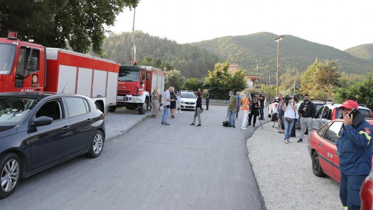 Μετά το τραγικό γεγονός της πτώσης του αεροσκάφους, χθες τα ξημερώματα, μετέβησαν άμεσα στο σημείο 15 πυροσβέστες με 7 οχήματα. Στη συνέχεια μετέβησαν πυροσβέστες από την 2η και την 4η ΕΜΑΚ, το επιχειρησιακό κέντρο Όλυμπος. Όλο το βράδυ, η αρμόδια Γραμματεία ήταν σε επικοινωνία με όλα τα συναρμόδια υπουργεία, είπε ο κ. Ιωάννης Αρτοποιός. 