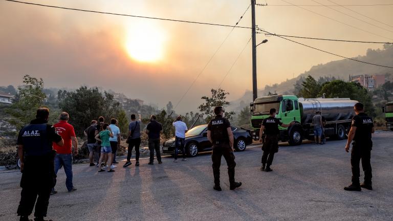 Μεγάλη φωτιά στην Πεντέλη: Σε ποιους δρόμους έχει διακοπή η κυκλοφορία