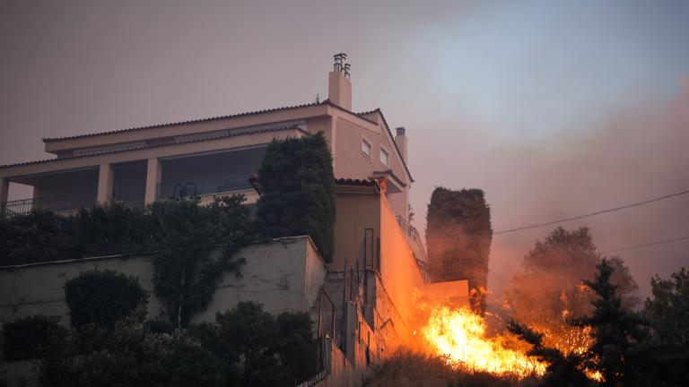 Μαίνεται η μεγάλη πυρκαγιά στην Πεντέλη - Απειλούνται σπίτια - Σε δύο μέτωπα κινείται η φωτιά