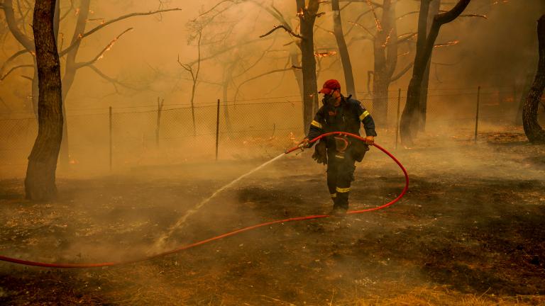 εκκένωση εγκλωβισμένων από την θάλασσα - Τους κύκλωσαν οι φλόγες