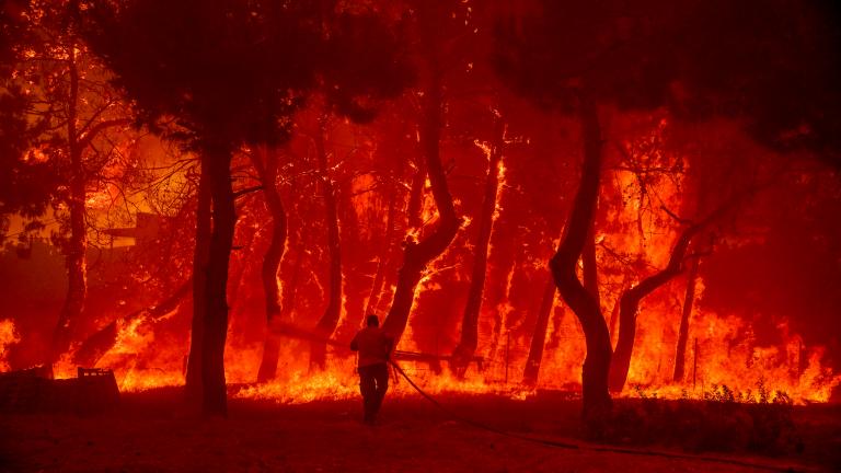 Την ίδια ώρα, ενισχύθηκαν οι πυροσβεστικές δυνάμεις στο σημείο και πλέον επιχειρούν 115 πυροσβέστες με 10 ομάδες πεζοπόρων τμημάτων και 20 οχήματα, ενώ τέσσερα πυροσβεστικά αεροπλάνα και δύο ελικόπτερα πραγματοποιούν ρίψεις νερού. Συνδρομή παρέχουν υδροφόρες ΟΤΑ.  Κλειστή είναι η επαρχιακή οδός Κορώνης – Φοινικούντας και για λόγους ασφαλείας, αλλά και για να μην παρεμποδίζεται η κίνηση των οχημάτων της πυροσβεστικής και της αστυνομίας. Η φωτιά στα Γρεβενά έφτασε στη Βάλια Κάλντα  Από το απόγευμα της Τετάρτη