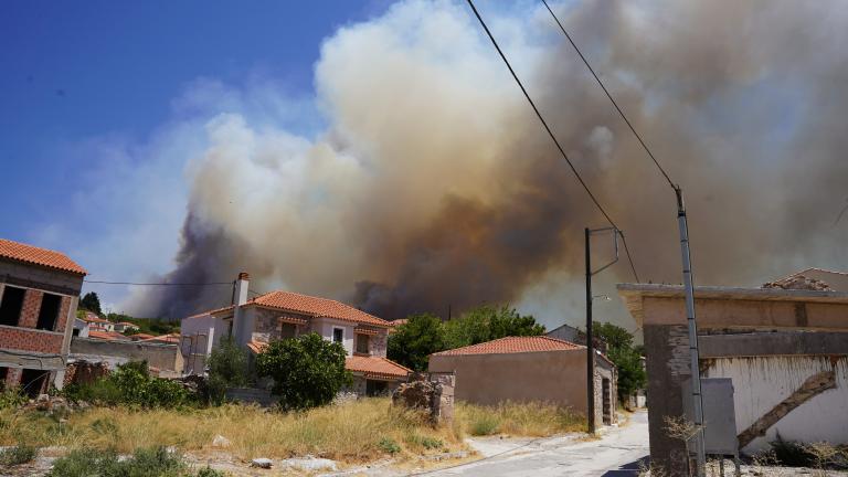  Μεγάλη αναζωπύρωση στη Λέσβο – Εκκενώθηκε ξανά η Βρίσα - Η φωτιά κινείται απειλητικά προς το χωριό