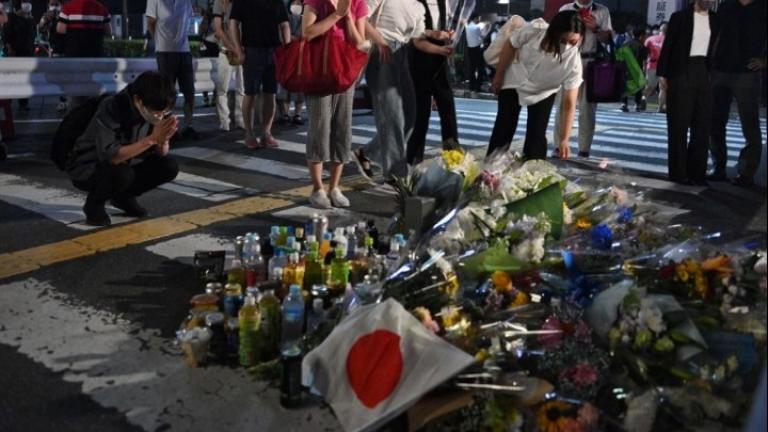 Σε κατάσταση σοκ η Ιαπωνία μετά τη δολοφονία του πρώην πρωθυπουργού Άμπε 
