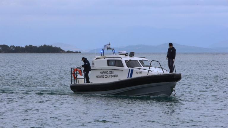 Συναγερμός έχει σημάνει στις λιμενικές αρχές της Χαλκιδικής, καθώς τρεις λουόμενοι παρασύρθηκαν στη θάλασσα στο Ποσείδι, με αποτέλεσμα να έχει στηθεί μεγάλη επιχείρηση για τον εντοπισμό τους.  Για την αναζήτηση των ανθρώπων έχουν σπεύσει στην περιοχή ένα πλωτό και ένα περιπολικό σκάφος του Λ.Σ., καθώς και ένα ελικόπτερο της Πολεμικής Αεροπορίας. Τις προσπάθειες του Λιμενικού συνδράμουν και δύο ιδιωτικά σκάφη. Η όλη επιχείρηση γίνεται υπό τον συντονισμό του Ενιαίου Κέντρου Συντονισμού Έρευνας και Διάσωσης  Σ