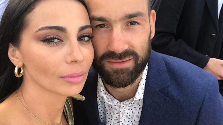 Ολυμπία Χοψονίδου: Η φωτογραφία με τον Βασίλη Σπανούλη και τα 6 τους παιδιά στο σαλόνι του σπιτιού τους 