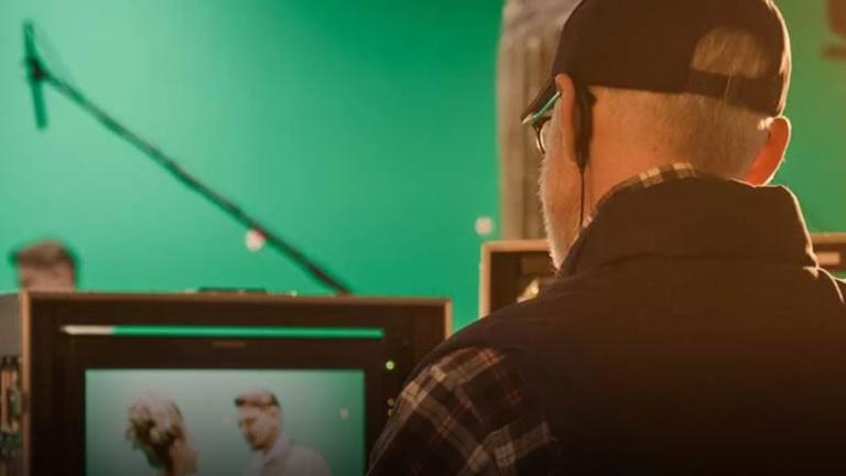 Σκηνοθέτης «ψαρεύει» νεαρούς και υπόσχεται καριέρα στις σειρές του