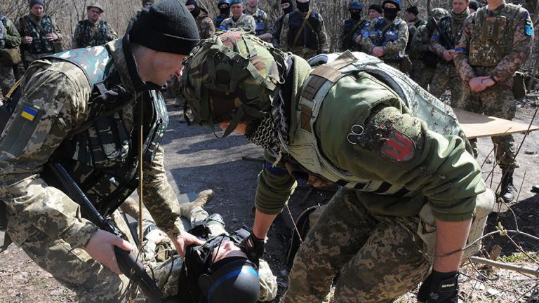 Έξι άνθρωποι σκοτώθηκαν σήμερα στο Σλοβιάνσκ, πόλη που βρίσκεται στα ανατολικά της Ουκρανίας, έπειτα από ισχυρό πλήγμα από ρουκέτες που εκτοξεύτηκαν από ρωσικούς πολλαπλούς εκτοξευτές, σύμφωνα με τοπικούς αξιωματούχους.  Η επίθεση αυτή, ήταν η χειρότερη που δέχθηκε πρόσφατα η πόλη και προκάλεσε περίπου 15 πυρκαγιές στο Σλοβιάνσκ, που βρίσκεται στην πρώτη γραμμή των συγκρούσεων στη βιομηχανική περιοχή του Ντονμπάς, την οποία προσπαθεί να καταλάβει η Ρωσία όπως έγραψε στο Telegram, ο δήμαρχος της πόλης Βαντίμ