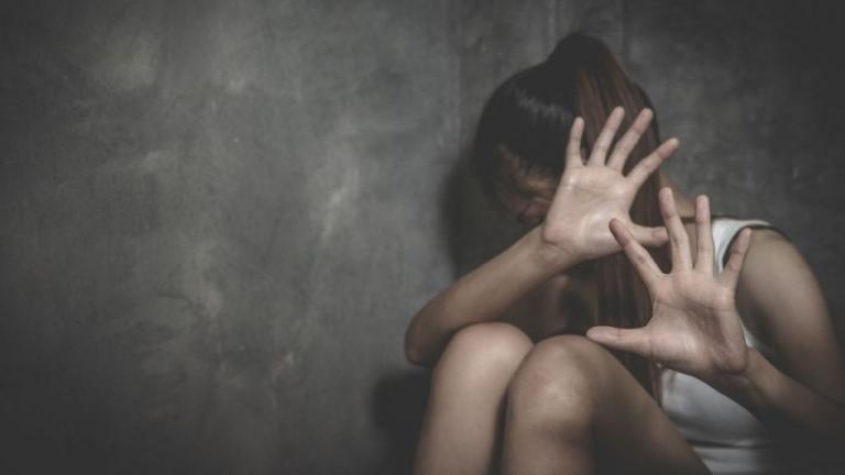 Ξεσπά η μητέρα της 14χρονης που έπεσε θύμα βιασμού στην Λέσβο από τον προπονητή της στο βόλεϊ ο οποίος μάλιστα είναι και αστυνομικός