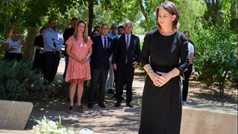 Με επίσκεψη στο Μνημείο του Ολοκαυτώματος και σε δομή φιλοξενίας ξεκίνησε την επίσκεψή της στην Ελλάδα η Γερμανίδα υπουργός Εξωτερικών