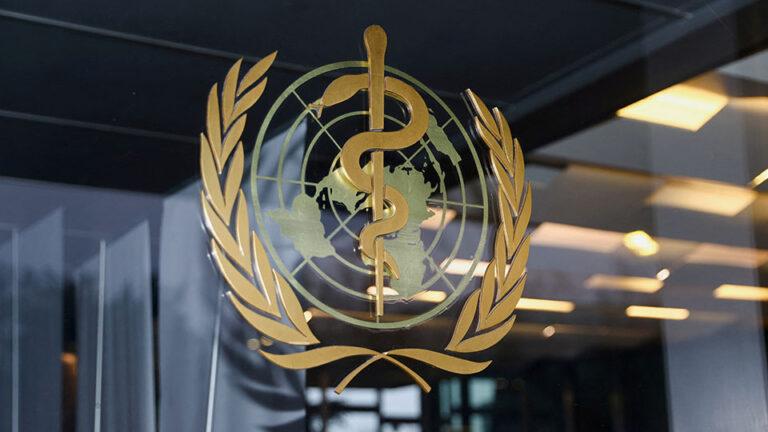 Λίγες ημέρες πριν, ο Παγκόσμιος Οργανισμός Υγείας (World Health Organization, WHO) ανακοίνωσε ότι η COVID-19 παραμένει ως κατάσταση έκτακτης ανάγκης για την υγεία σε παγκόσμιο επίπεδο σχεδόν 2,5 έτη μετά την εμφάνισή της.  Οι Καθηγητές της Θεραπευτικής Κλινικής της Ιατρικής Σχολής του Εθνικού και Καποδιστριακού Πανεπιστημίου Αθηνών, Λίνα Πάσχου (Επίκουρη Καθηγήτρια Ενδοκρινολογίας), Θεοδώρα Ψαλτοπούλου (Καθηγήτρια Θεραπευτικής-Επιδημιολογίας-Προληπτικής Ιατρικής) και Θάνος Δημόπουλος (Καθηγητής Θεραπευτικής