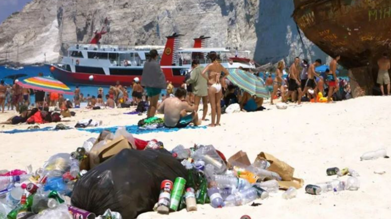 Ο περιβαλλοντολόγος Μιχάλης Μπάκας ανέδειξε μέσω από τα social media τη θλιβερή εικόνα της παραλίας Ναυάγιο στη Ζάκυνθο