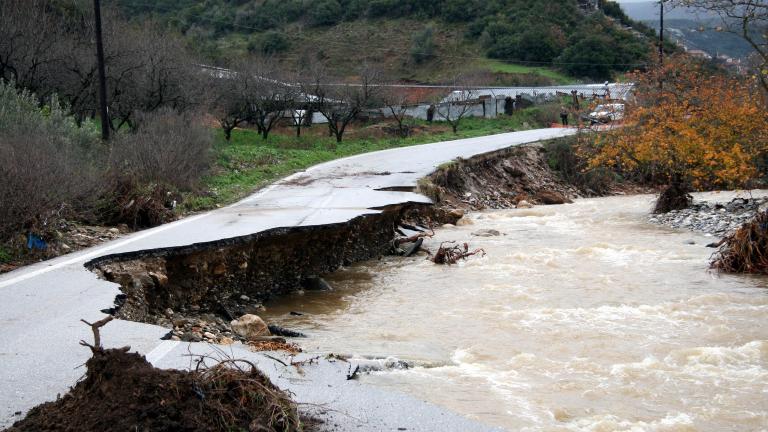 Στην Πυροσβεστική τα τηλέφωνα «έσπασαν» από κατοίκους που ζητούσαν βοήθεια για την απάντληση νερού και εγκλωβισμένων, όπως και στο Λιμεναρχείο για βάρκες που βρίσκονταν στη θάλασσα, επειδή κάποιοι αγνόησαν τις προβλέψεις των μετεωρολόγων και βγήκαν στα ανοιχτά, με αποτέλεσμα η κακοκαιρία να τους βρει ανοιχτά της θάλασσας.  Πλημμυρισμένα σπίτια και καταστήματα άφησε η νεροποντή στη Νεάπολη και τα Παλαιά, όπου οι κάτοικοι προσπαθούσαν να ξεβουλώσουν τα φρεάτια.  Από τις δυνατές ριπές του ανέμου, ξεριζώθηκαν δ