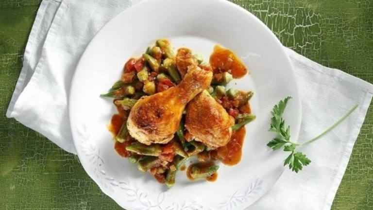 Κοτόπουλο με μπάμιες στο φούρνο, παραδοσιακό ελληνικό φαγητό του καλοκαιριού με πολύ νοστιμιά.