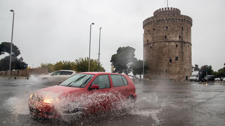 Ισχυρή καταιγίδα στη Θεσσαλονίκη: Δεκάδες κλήσεις στην Πυροσβεστική  για άντληση υδάτων και κοπές δέντρων 