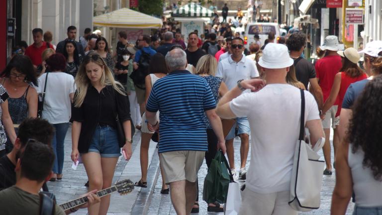 Εντωμεταξύ, ο νέος ιός BA.2.75 –υποπαραλλαγή της παραλλαγής Όμικρον του κορονοϊού- ο οποίος έχει λάβει την ονομασία “Κένταυρος” (Centaurus) δεν έχει ακόμα δείξει τις προθέσεις του, καθώς σε καμία από τις πάνω από 20 χώρες στις οποίες έχει ανιχνευθεί και κυρίως στην Ινδία, δεν έχει ακόμα κυριαρχήσει.  Οι επιστήμονες βρίσκονται παγκοσμίως σε επιφυλακή, καθώς από τα πρώτα στοιχεία, δείχνει ακόμη μεγαλύτερη μεταδοτικότητα από την κυρίαρχη Όμικρον 5 (ΒΑ.5).  Άλλοι ερευνητές υποστηρίζουν πάλι πως δεν είναι πολύ π