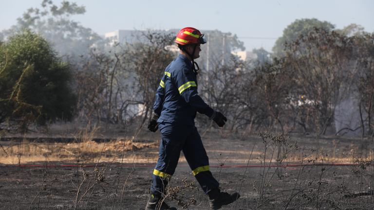 Παράλληλα, η Γενική Γραμματεία Πολιτικής Προστασίας συνιστά στους πολίτες να είναι ιδιαίτερα προσεκτικοί και να αποφεύγουν ενέργειες στην ύπαιθρο που μπορούν να προκαλέσουν πυρκαγιά από αμέλεια, όπως το κάψιμο ξερών χόρτων και κλαδιών ή υπολειμμάτων καθαρισμού, η χρήση μηχανημάτων που προκαλούν σπινθήρες όπως δισκοπρίονα, συσκευές συγκόλλησης, η χρήση υπαίθριων ψησταριών, το κάπνισμα μελισσών, η ρίψη αναμμένων τσιγάρων, κ.α. Επίσης, υπενθυμίζεται ότι κατά τη διάρκεια της αντιπυρικής περιόδου απαγορεύεται η 
