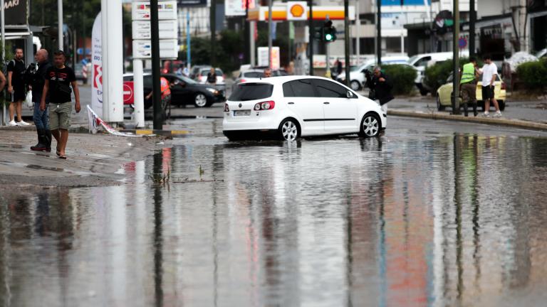 Στο έλεος της κακοκαιρίας βρίσκεται και η Θεσσαλονίκη, με το 112 να προειδοποιεί όσους βρίσκονται στην συμπρωτεύουσα για ακραία καιρικά φαινόμενα