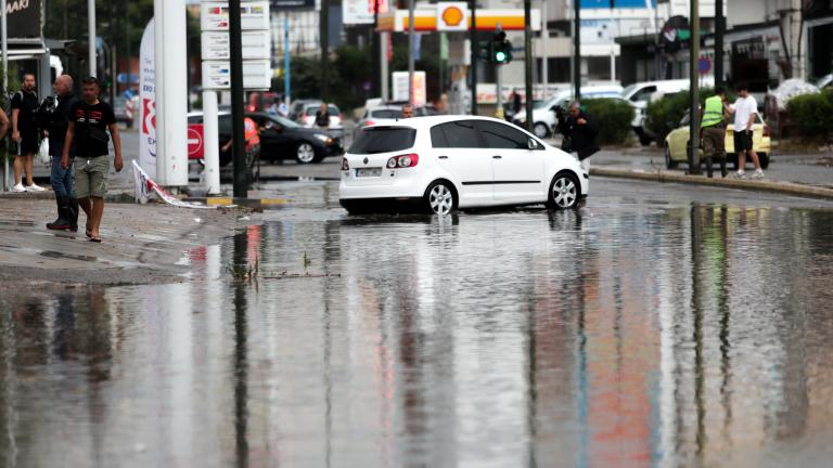 Στο έλεος της κακοκαιρίας βρίσκεται και η Θεσσαλονίκη, με το 112 να προειδοποιεί όσους βρίσκονται στην συμπρωτεύουσα για ακραία καιρικά φαινόμενα