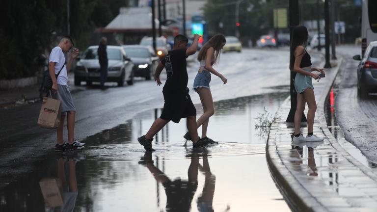 Σε διακοπή της κυκλοφορίας των οχημάτων στη λεωφόρο Βουλιαγμένης, λόγω συσσώρευσης υδάτων, προχώρησε η αστυνομία. 