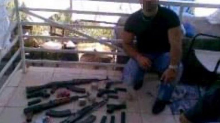 Ο ένας από τους δύο «νταήδες» του Μυλοποτάμου στην Κρήτη, ο οποίος φωτογραφιζόταν στο Facebook με καλάσνικοφ και άλλο βαρύ οπλισμό