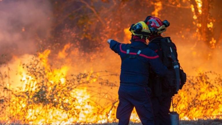 Η Ευρώπη σπεύδει να βοηθήσει τη Γαλλία, που συνεχίζει να βιώνει πύρινο εφιάλτη