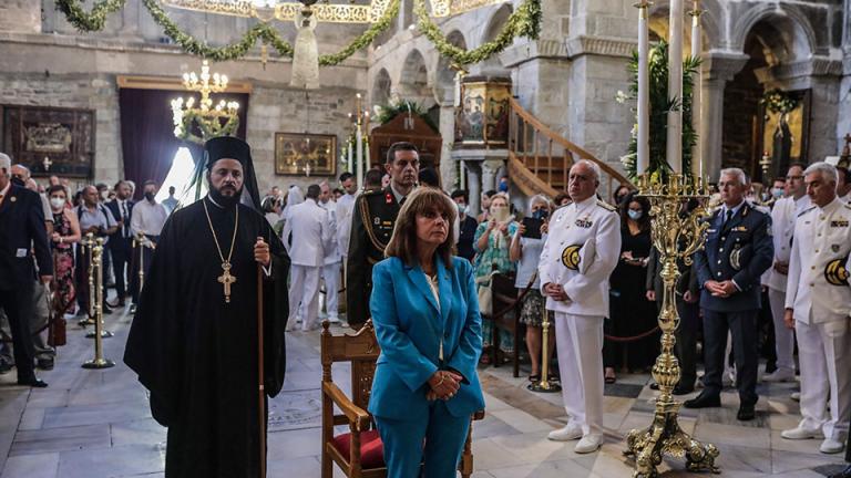 Στη δοξολογία στο Ιερό Προσκύνημα Παναγίας Εκατονταπυλιανής Πάρου παρέστη σήμερα η Πρόεδρος της Δημοκρατίας κυρία Κατερίνα Σακελλαροπούλου