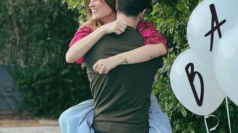 Σε πελάγη ευτυχίας πλέει η Μαίρη Συνατσάκη, η οποία περιμένει με αγωνία τον πρώτο καρπό του έρωτά της από τον Ίαν Στρατή.  Το μεσημέρι της Κυριακής η influencer, με αφορμή μήνυμα follower, αποκάλυψε τον λόγο που δε φαίνεται φουσκωμένη η κοιλίτσα της.  «Προχθές που ανέβασα αυτή τη φωτό ψάχνατε την κοιλιά. Παιδιά είναι μικρή ακόμη, τώρα ξεπετάγεται. Στο ανφάνς δεεεν. Έχω μια προφίλ που σιγοφαίνεται, από λίγες ημέρες νωρίτερα, αλλά μην μου την πείτε μικρή και στενοχωρηθώ» έγραψε η Μαίρη Συνατσάκη στα instastor