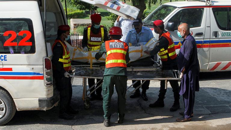Τουλάχιστον 20 άνθρωποι απανθρακώθηκαν σήμερα από πυρκαγιά που ξέσπασε σε λεωφορείο το οποίο συγκρούστηκε με βυτιοφόρο που μετέφερε βενζίνη στο κεντρικό τμήμα του Πακιστάν