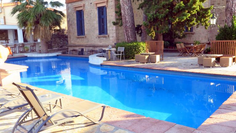 Κρήτη: Μεθυσμένος τουρίστας «βούτηξε» σε άδεια πισίνα 