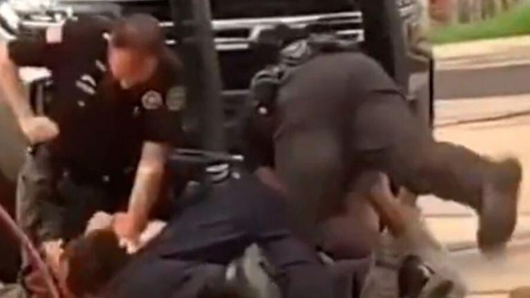 Σάλος με βίντεο που δείχνει 3 αστυνομικούς στο Άρκανσο να δέρνουν αλύπητα άνδρα πεσμένο στο έδαφος 