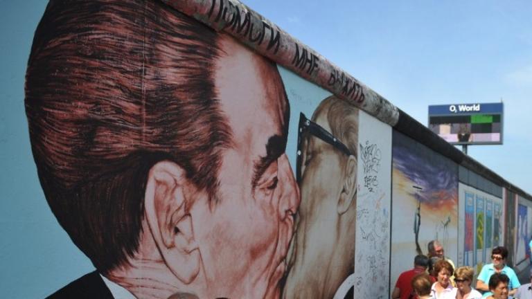 Πέθανε ο ζωγράφος Ντμίτρι Βρούμπελ: Άφησε τη σφραγίδα του στο Τείχος του Βερολίνου με το με το φιλί των δύο ηγετών