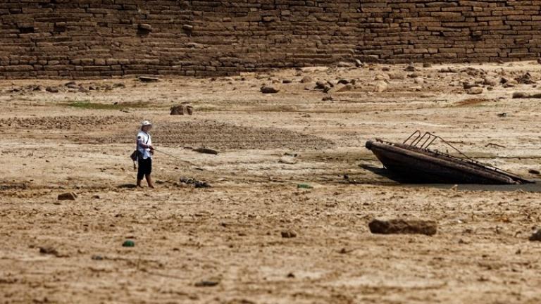 Η μισή επικράτεια της Κίνας αντιμετωπίζει ξηρασία, αλλού πιο έντονη και αλλού λιγότερο, λόγω των θερμοκρασιών ρεκόρ αυτού του καλοκαιριού που προκαλούν λειψυδρία σε διάφορες περιοχές, μεταξύ των οποίων και στο Θιβέτ, σύμφωνα με επίσημα στοιχεία
