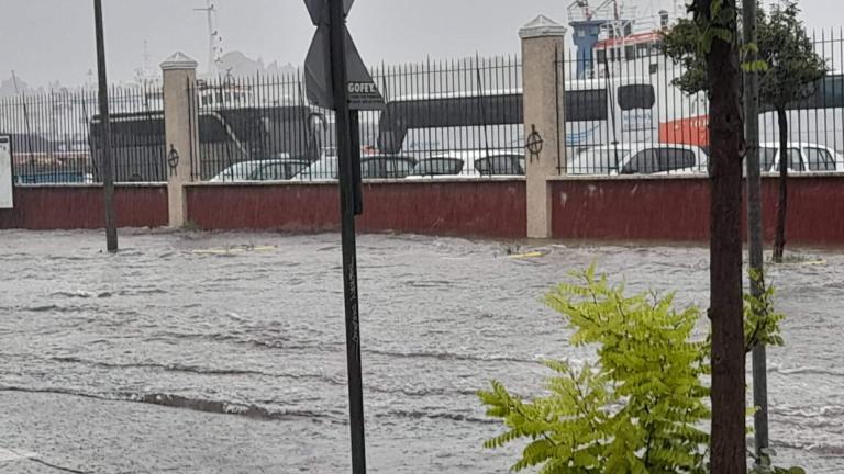 Κέρκυρα: Πλημμύρισαν δρόμοι από την έντονη βροχόπτωση