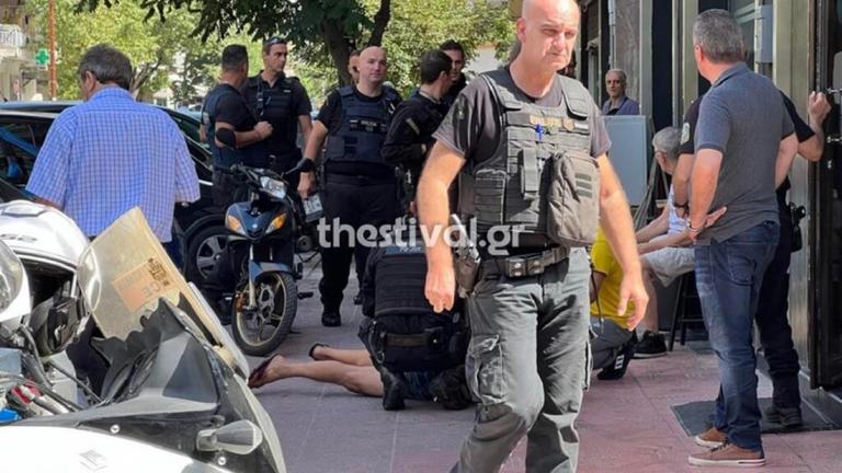 Θεσσαλονίκη: Άνδρας σε κατάσταση αμόκ βγήκε στο δρόμο με το όπλο του